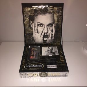 Taylor Swift Other - REPUTATION STADIUM TOUR COLLECTOR'S BOX Taylor Swift Other - REPUTATION STADIUM TOUR COLLECTOR'S BOX